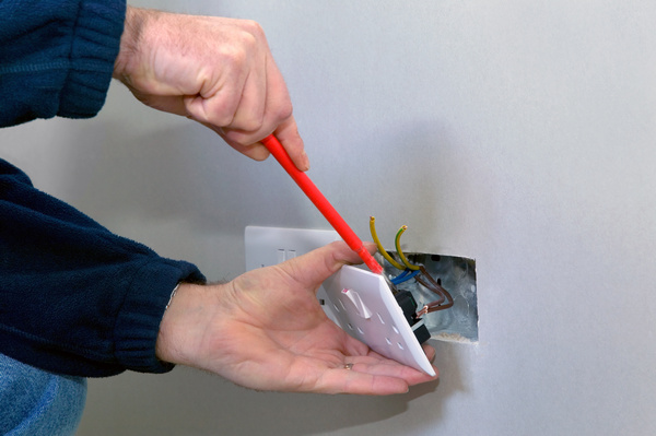 Reliable Renton residential electrician in WA near 98056
