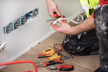 Reliable Des Moines residential electrician in WA near 98198